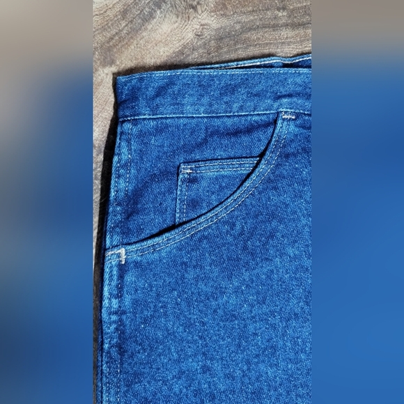 Wrangler Men's Deep Blue Relaxed Jeans - Picture 8 of 10